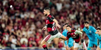 Jorginho cobra o pênalti e marca o 2º gol do Flamengo na vitória sobre o Santos no Maracanã - Foto: Gilvan de Souza / Flamengo