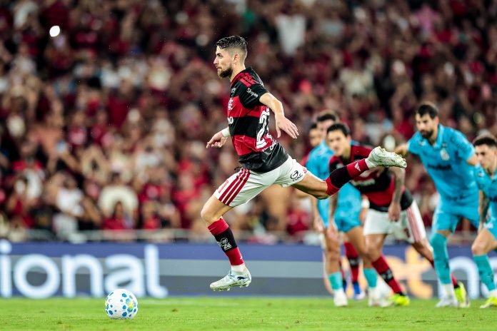 Jorginho cobra o pênalti e marca o 2º gol do Flamengo na vitória sobre o Santos no Maracanã - Foto: Gilvan de Souza / Flamengo