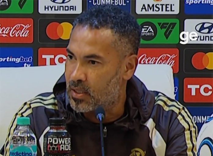 O auxiliar José Barros em entrevista coletiva após empate do Flamengo com o Estudiantes em La Plata