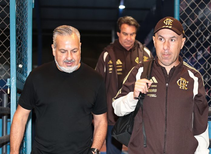 Jose Boto e Leonardo Jardim, na chegada do Flamengo ao estádio em Bragança Paulista