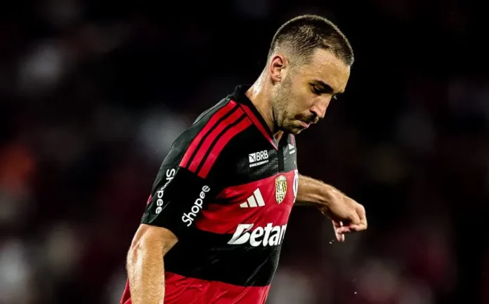 Léo Ortiz em campo pelo Flamengo no Maracanã
