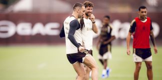 Léo Ortiz, Léo Pereira e demais jogadores em treino do Flamengo no Ninho do Urubu - Foto: Adriano Fontes / Flamengo