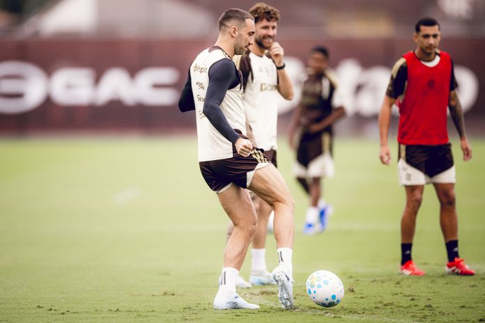 Léo Ortiz, Léo Pereira e demais jogadores em treino do Flamengo no Ninho do Urubu - Foto: Adriano Fontes / Flamengo