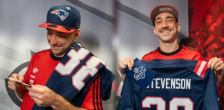 Zagueiro Léo Ortiz recebe presentes dos Patriots