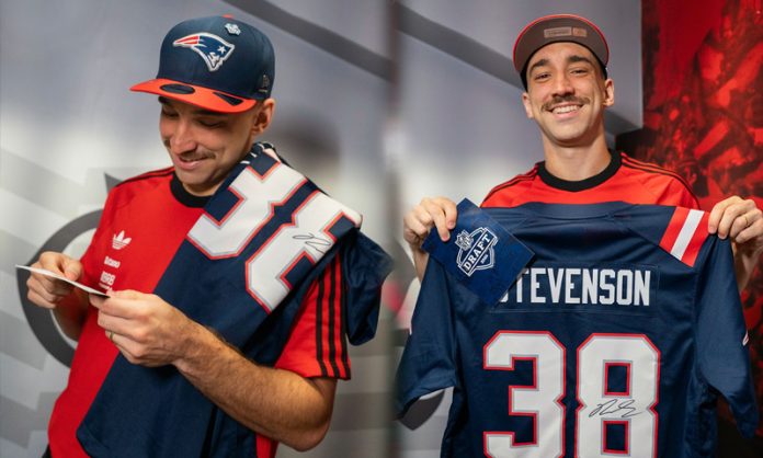 Zagueiro Léo Ortiz recebe presentes dos Patriots
