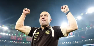 Léo Jardim em campo vibrando pelo Flamengo