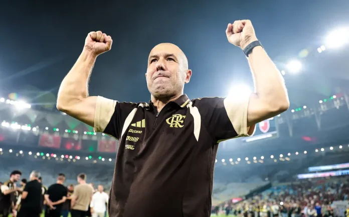 Léo Jardim em campo vibrando pelo Flamengo