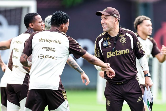 Leonardo Jardim, Gonzalo Plata e demais jogadores em treino do Flamengo no Ninho do Urubu - Foto: Gilvan de Souza / Flamengo