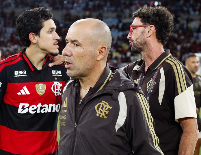 Leonardo Jardim e Pedro, após vitória do Flamengo sobre o Bahia no Maracanã - Foto: Gilvan de Souza / Flamengo