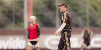 Leonardo Jardim comanda treino no Ninho do Urubu - Foto: Adriano Fontes / Flamengo