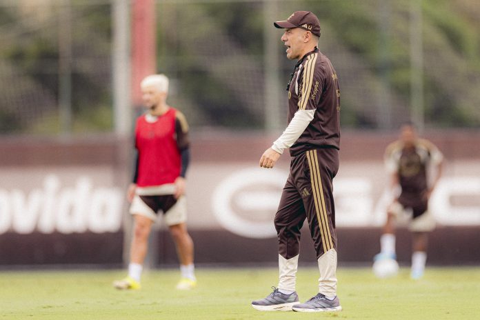 Leonardo Jardim comanda treino no Ninho do Urubu - Foto: Adriano Fontes / Flamengo