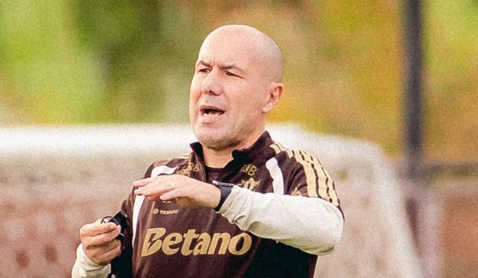 Leonardo Jardim em treino do Flamengo no Ninho do Urubu