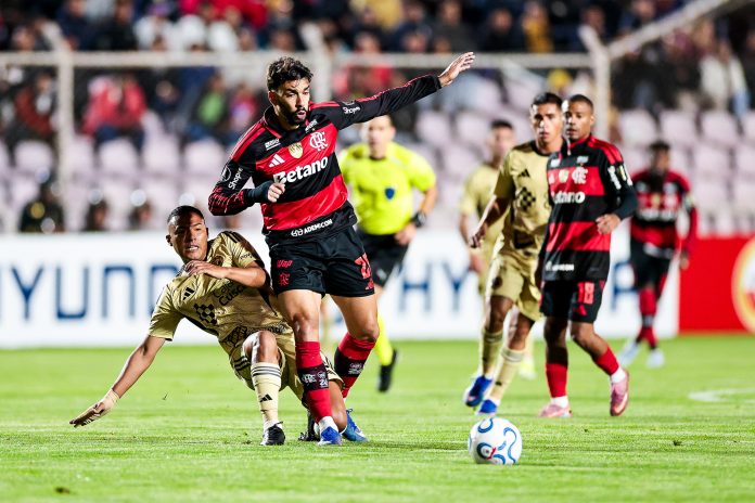 Lucas Paquetá em campo na vitória do Flamengo sobre o Cusco pela Libertadores - Foto: Gilvan de Souza / Flamengo