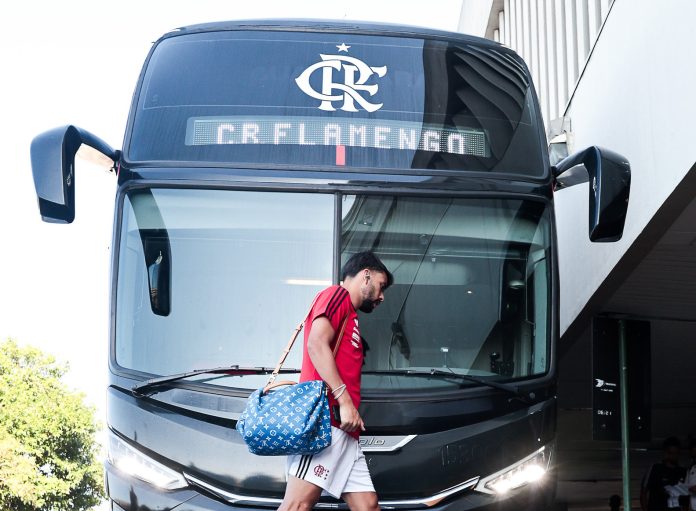 Lucas Paquetá em embarque do Flamengo - Foto: Gilvan de Souza / Flamengo