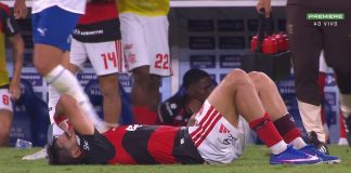 Lucas Paquetá cai no gramado com dores no joelho