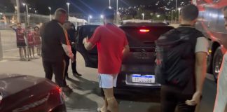 Lucas Paquetá deixa o Maracanã com proteção no joelho