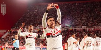 Luiz Araújo marca e comemora o gol do Flamengo contra o Estudiantes de La Plata