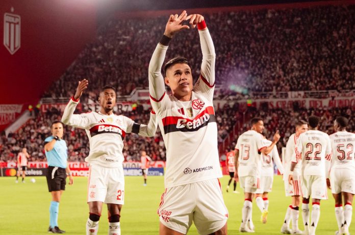 Luiz Araújo marca e comemora o gol do Flamengo contra o Estudiantes de La Plata