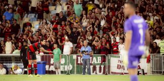 Fabio observa, enquanto o artilheiro Pedro comemora o primeiro gol do Flamengo - Foto: Adriano Fontes / Flamengo