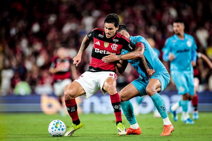 Pedro em campo pelo Flamengo na vitória sobre o Santos no Maracanã - Foto: Gilvan de Souza / Flamengo