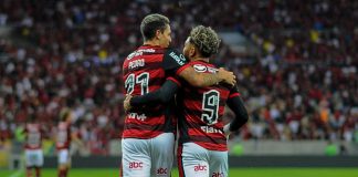 Pedro e Gabigol em campo pelo Flamengo
