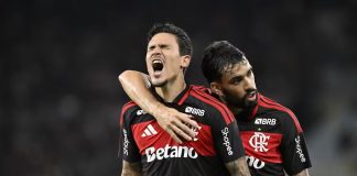 Pedro comemora com Lucas Paquetá mais um gol pelo Flamengo