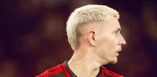Varela em campo pelo Flamengo na vitória sobre o Santos no Maracanã