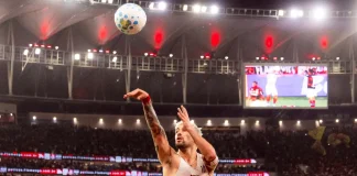 Arrascaeta presta homenagem ao Oscar Schmidt, em gol contra o Bahia