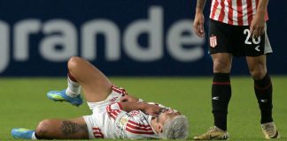 Arrascaeta caído logo após se machucar no jogo contra Estudiantes