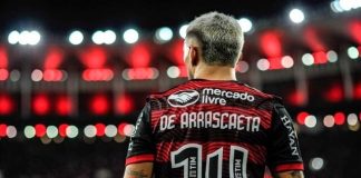 Arrascaeta em campo jogando com a camisa 14, em 2023.