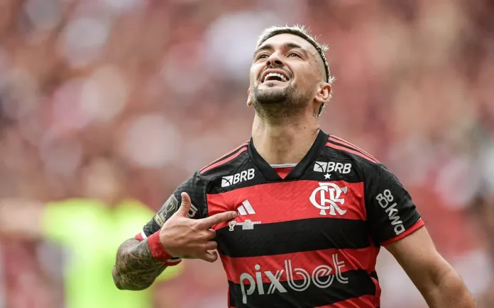 Arrascaeta comemorando gol contra o Atlético Mineiro pelo Brasileirão no útimo domingo (26)