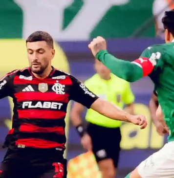 Arrascaeta em campo pelo Flamengo contra o Palmeiras