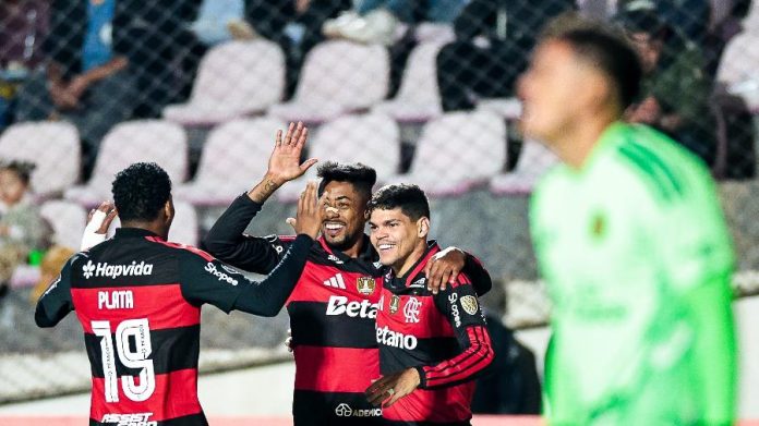 Time do Flamengo festeja a vitória contra o Cusco e perfeita operação contra a altitude