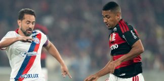 Éverton Ribeiro e Samuel Lino em campo no Maracanã na parida de Flamengo x Bahia pelo Brasileirão