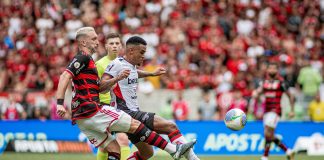 Flamengo x Vitória jogando no Maracanã