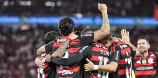 Jogadores comemoram mais uma vitória do Flamengo