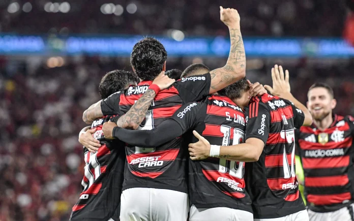 Jogadores comemoram mais uma vitória do Flamengo