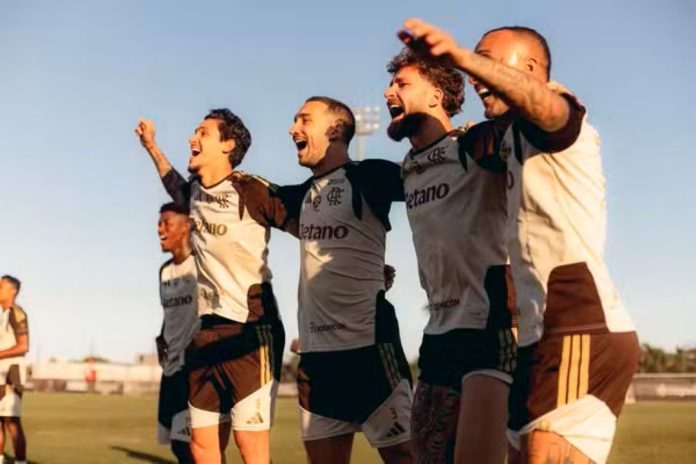 Jogadores em treino no Ninho do Urubu