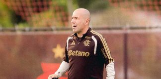 Leonardo Jardim em treino do Flamengo no Ninho do Urubu