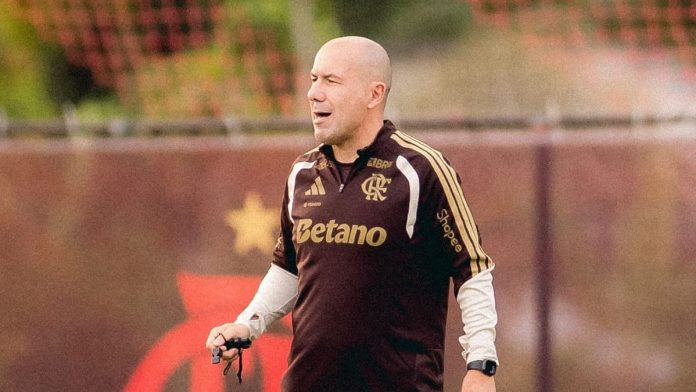 Leonardo Jardim em treino do Flamengo no Ninho do Urubu