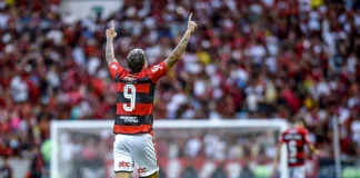 Pedro comemora com a torcida do Flamengo