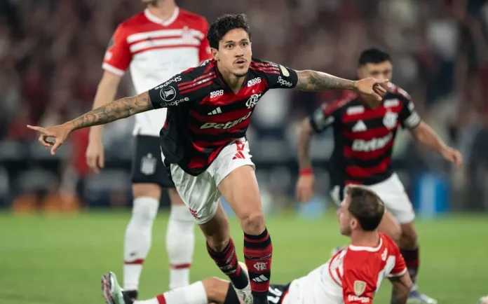 Pedro em campo pelo Flamengo contra Estudiantes