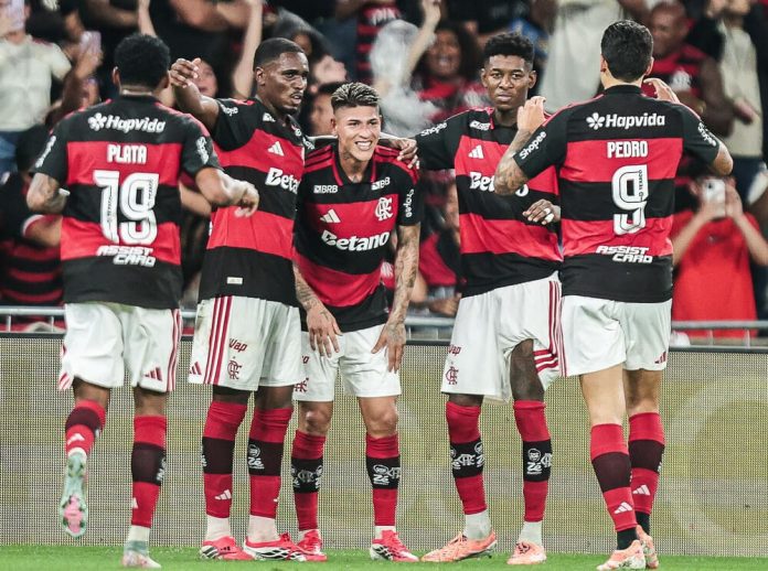 Parte do time do Flamengo em campo