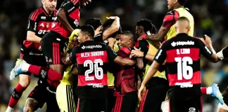 Time do Flamengo comemorando a vitória em cima do Fluminense no Maracanã pelo Brasileirão