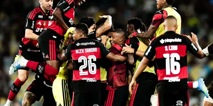 Time do Flamengo comemorando a vitória em cima do Fluminense no Maracanã pelo Brasileirão