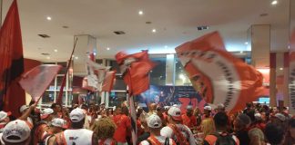 Torcida do Flamengo em shoppping no RIo antes de assistir ao filme de Zico. Foto: Hugo Perruso / O Dia