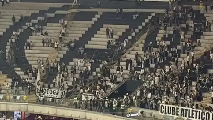 Torcida do Atlético Mineiro indo embora no intervalo do Jogo contra o Flamengo