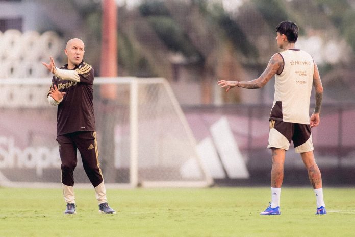 Jardim em treino com o time do Flamengo no Ninho do Urubu