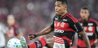 Alex Sandro em campo pelo Flamengo