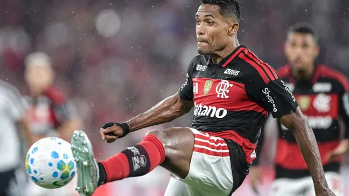 Alex Sandro em campo pelo Flamengo